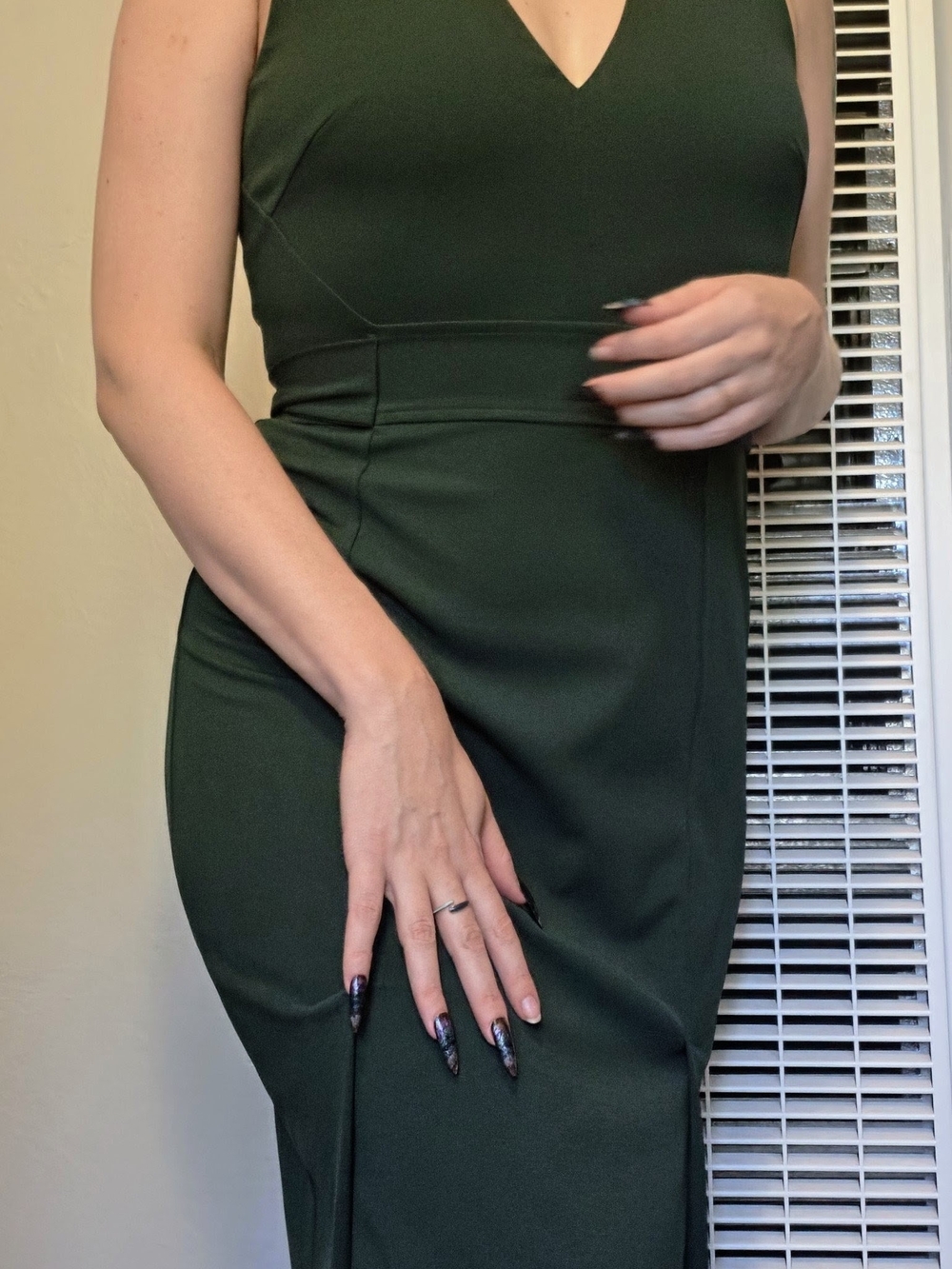 Vince Camuto Deep Emerald V‑Neck Midi Dress